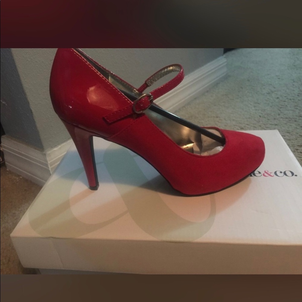 New red shoes, size 7